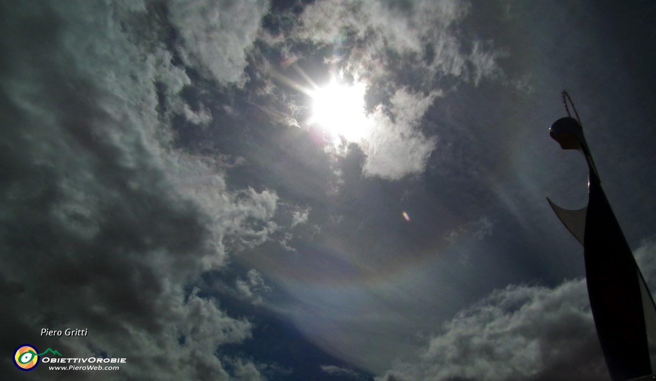 60 un attimo di 'Cani del sole' in cielo....JPG